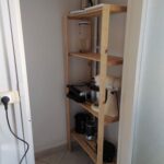 L’étagère a touvé sa place dans le placard. Les appareils électroménagers peuvent à présent être rangés dans le placard.