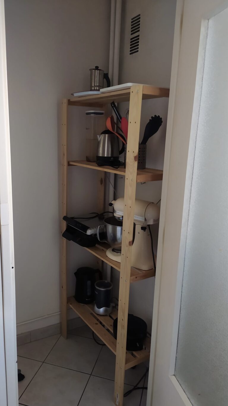 L’étagère a touvé sa place dans le placard. Les appareils électroménagers peuvent à présent être rangés dans le placard.