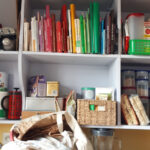 Les quelques éléments éliminés (livres de cuisines, appareils défectueux, vaisselle non utilisée…) dans l’arrière-cuisine ont permis de ranger les livres à la verticale, sur une seule étagère et par couleurs ! 😉 Et de créer une zone pour les thés et infusions.