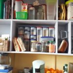 Les quelques éléments éliminés (livres de cuisines, appareils défectueux, vaisselle non utilisée…) dans l’arrière-cuisine ont permis de ranger les livres à la verticale, sur une seule étagère et par couleurs ! 😉