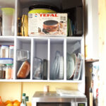 Les quelques éléments éliminés (livres de cuisines, appareils défectueux, vaisselle non utilisée…) dans l’arrière-cuisine ont permis une première réorganisation pour gagner en visibilité et rassembler les objets de mêmes catégories ensemble.