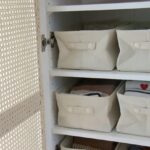 Rangement des vêtements dans des bacs pour un accès facilité.