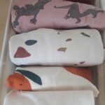 Pliage vertical dans des bacs de rangement pour une visibilité en un coup d’œil.