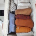 Pliage vertical dans des bacs de rangement pour une visibilité en un coup d’œil.