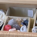 Dans les tiroirs on compartimente pour bien séparer les différents éléments, chaussons, chaussettes et collants, bavoirs, pyjamas et langes.