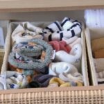 Dans les tiroirs on compartimente pour bien séparer les différents éléments, chaussons, chaussettes et collants, bavoirs, pyjamas et langes.