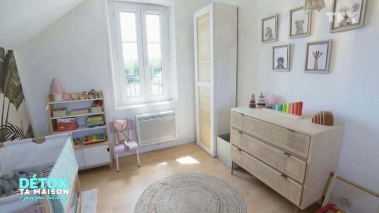 Chambre de bébé réorganisée et accueillante. Les jouets, livres et vêtements ont trouvé leur place.