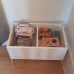 Un bac de rangement de jouets facile d’accès pour les plus petits.