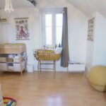 Chambre de bébé réorganisée et accueillante. La table à langer et le couffin ont trouvé leur place.