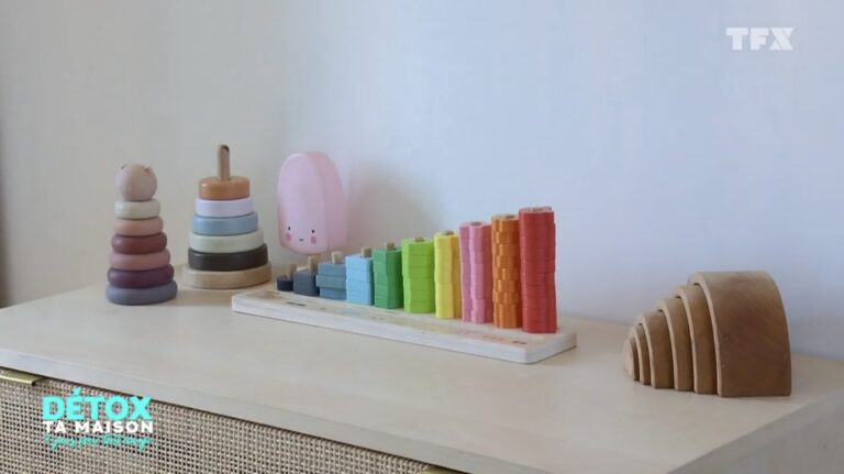 Mise en valeur de beaux jouets en bois et coloré sur le dessus de la commode. Organisation et esthétisme sont les clés d’un rangement pérenne.