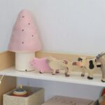 Mise en valeur de beaux animaux en bois sur le dessus de l’étagère. Organisation et esthétisme sont les clés d’un rangement pérenne.