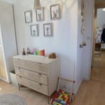 Une jolie déco a trouvé sa place pour embellir cette chambre de bébé.