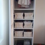 Rangement des vêtements dans des bacs pour un accès facilité.
