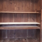 Aménagement de l’armoire pour pouvoir en faire un vaisselier. Ajout de deux étagères et installation de races pour les verres
