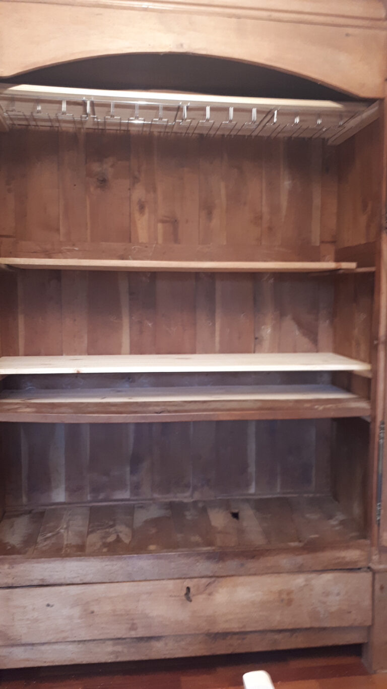 Aménagement de l’armoire pour pouvoir en faire un vaisselier. Ajout de deux étagères et installation de races pour les verres