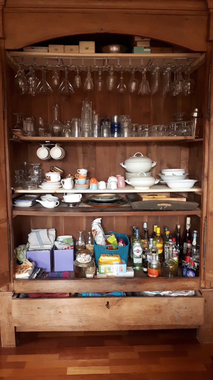 Vaisselier regroupant tous les verres, les services à thé et café, plats de présentation, linge de table, décorations de table et apéritifs.