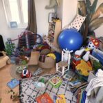 Vue d’ensemble d’une chambre d’enfant très encombrée.