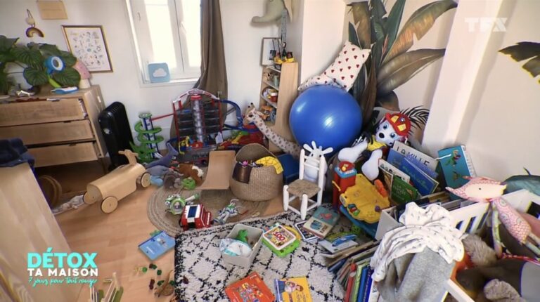 Vue d’ensemble d’une chambre d’enfant très encombrée.