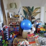 Vue d’ensemble d’une chambre d’enfant très encombrée.