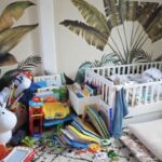 Les jouets ne semblent pas avoir de place définie lorsque l’enfant ne joue pas avec. Les jouets sont également trop nombreux, ce qui rend le rangement plus difficile.