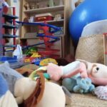 Les jouets ne semblent pas avoir de place définie lorsque l’enfant ne joue pas avec.