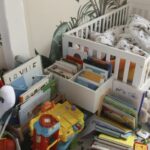 Les jouets ne semblent pas avoir de place définie lorsque l’enfant ne joue pas avec. Les jouets sont également trop nombreux, ce qui rend le rangement plus difficile.