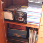 Intérieur du buffet ‘musique’ avec les CD, Vinyles et lecteurs.
