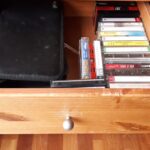 Dans les tiroirs on trouve les cassettes audio accompagnées de leur lecteur.