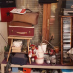 Une zone très encombrée car sa fonction n’a pas été bien définie. (CD, lecteur vinyles, plantes, débarras)