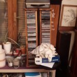 Une zone très encombrée car sa fonction n’a pas été bien définie. (CD, lecteur vinyles, plantes, débarras)