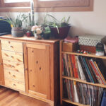 Le buffet ‘musique’ accueil à présent tous les CD, Vinyles et lecteurs à l’intérieur, et les plantes ont trouvé leur place sur le dessus.