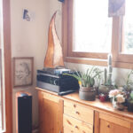 Buffet qui n’est plus enseveli sous les CD mais peut accueillir de belles plantes.