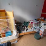 Cette pièce a servi de chambre d’enfant, mais sert aujourd’hui plutôt de débarras.