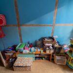 Cette pièce a servi de chambre d’enfant, mais sert aujourd’hui plutôt de débarras. On y trouve également des jeux de sociétés et du matériel de loisirs créatifs.