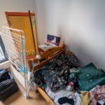 Cette pièce a servi de chambre d’enfant, mais sert aujourd’hui plutôt de débarras. On y met le linge à sécher et le linge propre en attente d’être rangé.