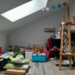 Un étage plus haut, le palier est lui aussi envahi par les fournitures de loisirs créatifs. Cet espace exigu et restreint s’avère peu adapté pour un atelier.