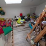 Un étage plus haut, le palier est lui aussi envahi par les fournitures de loisirs créatifs. Cet espace exigu et restreint s’avère peu adapté pour un atelier.
