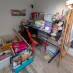 Le bureau croule également sous les objet et il n’est pas du tout possible de s’y installer confortablement.
