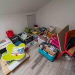 Un étage plus haut, le palier est lui aussi envahi par les fournitures de loisirs créatifs. Cet espace exigu et restreint s’avère peu adapté pour un atelier.