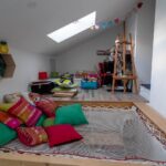 Un étage plus haut, le palier est lui aussi envahi par les fournitures de loisirs créatifs. Cet espace exigu et restreint s’avère peu adapté pour un atelier.