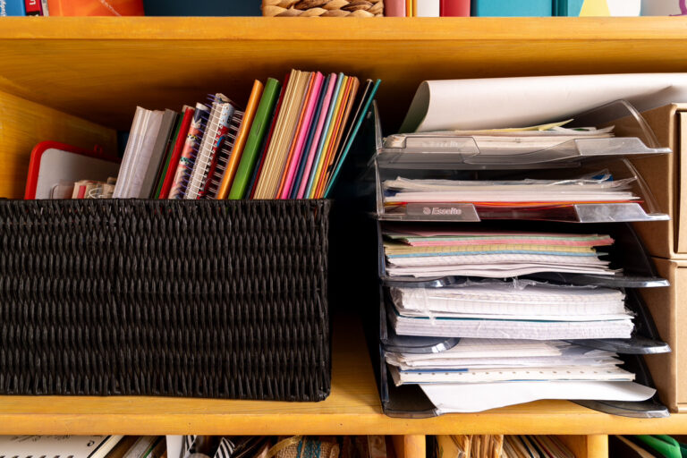 Les fournitures scolaires et la papeterie séparées en sous-catégories et faciles d’accès.
