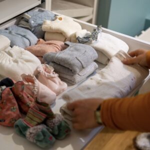 Pliage vêtements nourrisson dans un tiroir