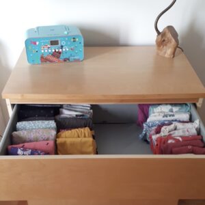 Pliage vertical dans un tiroir de commode pour enfant