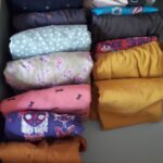 Vue du dessus du pliage vertical de t-shirts enfants.