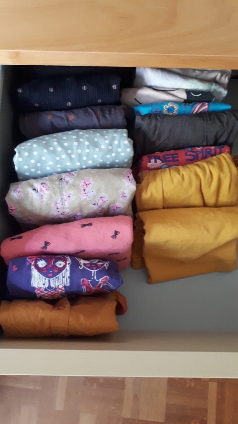 Vue du dessus du pliage vertical de t-shirts enfants.