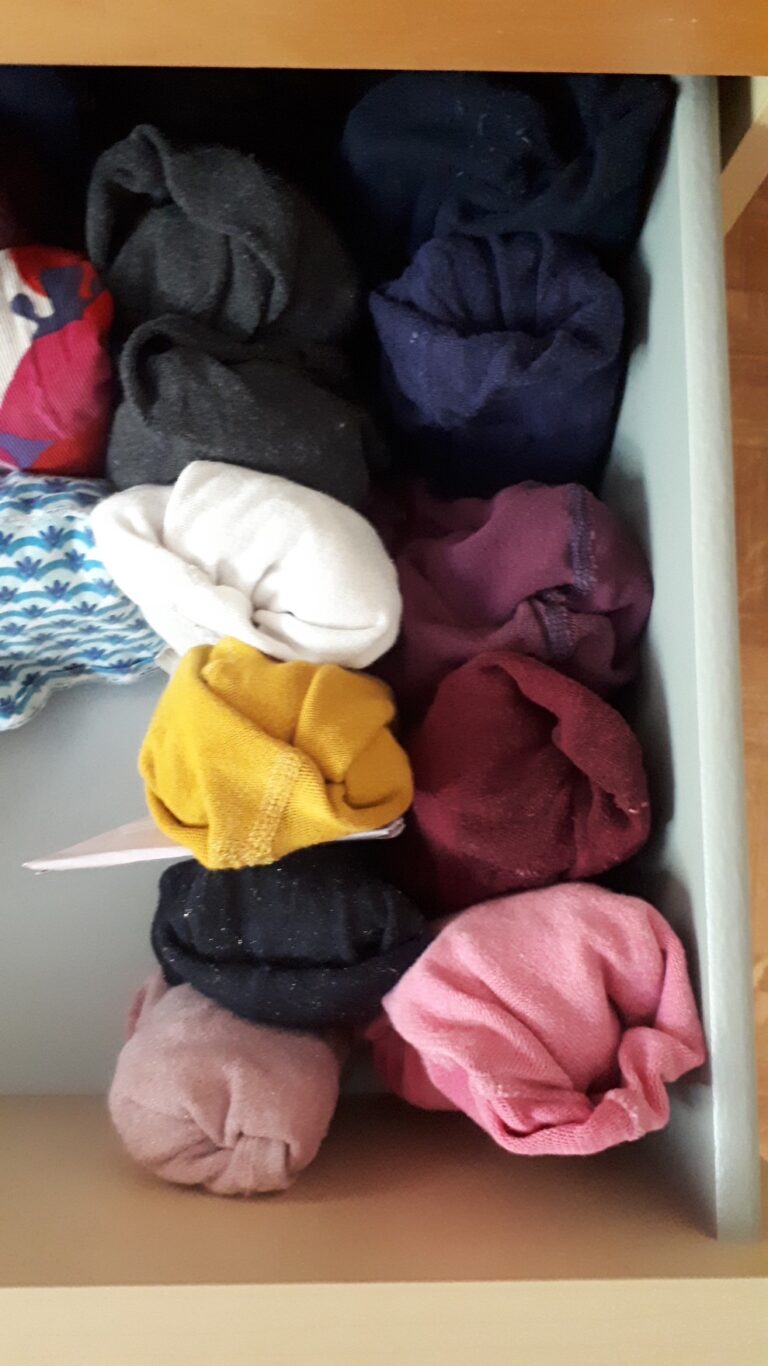 Collants rangés debout les uns derrière les autres pour une parfaite visibilité du tiroir.