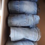 Organisation des jeans pliés à la verticale et rangé en dégradé pour le plaisir des yeux 😍