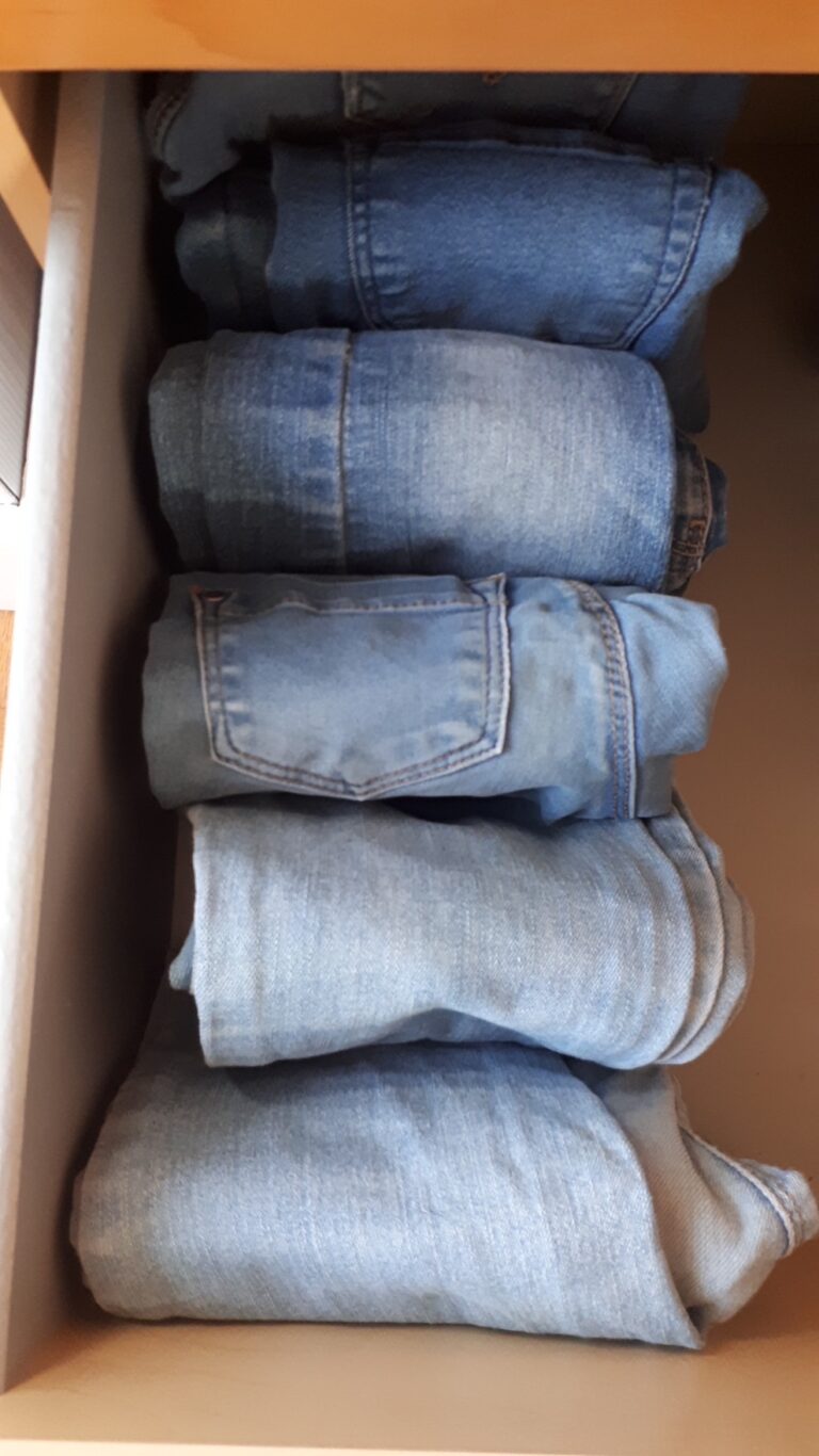 Organisation des jeans pliés à la verticale et rangé en dégradé pour le plaisir des yeux 😍
