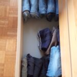 Organisation des jeans pliés à la verticale et rangé en dégradé pour le plaisir des yeux 😍