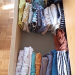 Vue d’ensemble du tiroir à t-shirt une fois le tri et la réorganisation effectués.